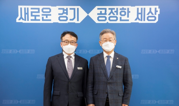 유승경 경과원 신임원장 이재명 도지사로부터 임명장 교부(제공=경과원)
