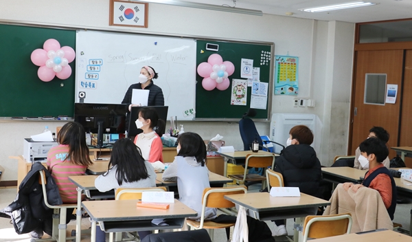 구미 옥계동부초등학교는 겨울방학을 맞이하여 지난 1월 11일부터 15일까지 5일간 교내 영어캠프를 실시했다.