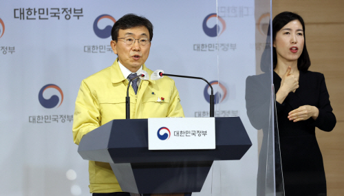 권덕철 중앙재난안전대책본부 1차장(보건복지부 장관)이 16일 오전 정부서울청사에서 사회적 거리두기 단계 연장 조치 및 세부 조정안을 발표하고 있다. 사진=연합뉴스