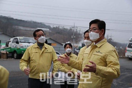 양승조 지사가 AI발생 지역의 현지 점검에 나선 모습