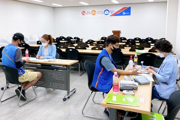 시범 건강상담서비스를 받는 CJ대한통운 택배기사들