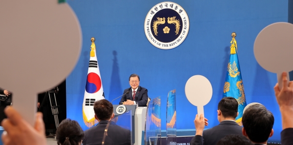 문재인 대통령이 18일 청와대 춘추관에서 열린 신년 기자회견에서 기자들의 질문을 받고 있다. 2021.1.18 사진=연합뉴스