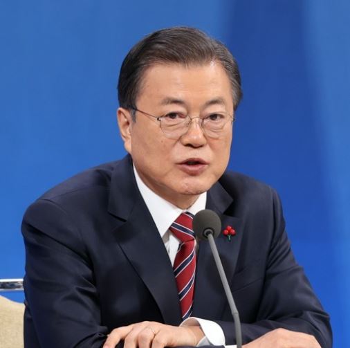 문재인 대통령이 18일 청와대 춘추관에서 열린 신년 기자회견에서 기자의 질문에 답하고 있다. 사진=연합뉴스