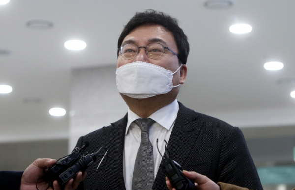 법원에 출석하는 이상직 의원. 사진=연합뉴스