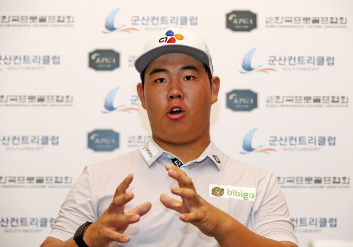 김주형이 지난해 코리안투어 군산CC오픈 우승 후 기자회견을 하고 있다. 사진= KPGA.