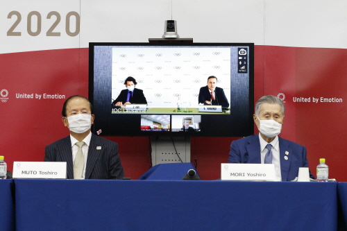 IOC와 도쿄올림픽 조직위원회의 화상 회의 장면. 사진= 연합뉴스.