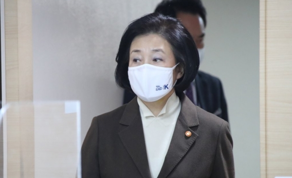 박영선 중소벤처기업부 장관이 19일 오전 정부서울청사에서 2020년도 중소기업 수출 통계 e브리핑을 하기위해 들어오고 있다. 사진=연합뉴스