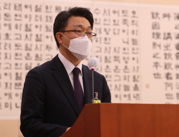 김진욱 초대 고위공직자범죄수사처(공수처) 처장 후보자가 19일 오전 서울 여의도 국회 법제사법위원회에서 열린 인사청문회에서 인사말을 하고 있다. 2021.1.19 사진=연합뉴스