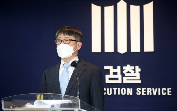 임관혁 세월호 참사 특별수사단 단장이 19일 서울 서초구 서울중앙지검 브리핑실에서 그동안 수사해온 세월호 관련 사건들의 처분 결과를 발표하고 있다. 사진=연합뉴스