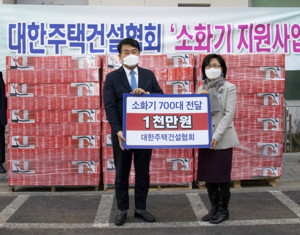 박재홍 대한주택건설협회 회장(사진왼쪽)이 영등포구청에 ‘소화기 700대 기증서’를 전달하고 있다. 사진=대한주택건설협회