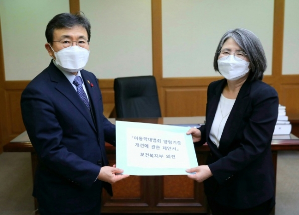 권덕철 보건복지부 장관(왼쪽)이 21일 오후 서울 서초구 대법원에서 김영란 양형위원회 위원장에게 ‘아동학대 범죄 양형기준 개선 제안서’를 전달하고 있다. 사진=연합뉴스.