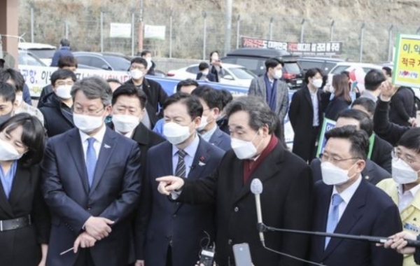 더불어민주당 이낙연 대표가 지난 21일 오후 부산 강서구 대항전망대에서 가덕도신공항에 대한 기자들 질문에 답하고 있다. 사진=연합뉴스