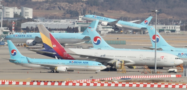 인천국제공항에서 대한항공 여객기가 활주로를 따라 이륙하고 있다. 사진=연합뉴스
