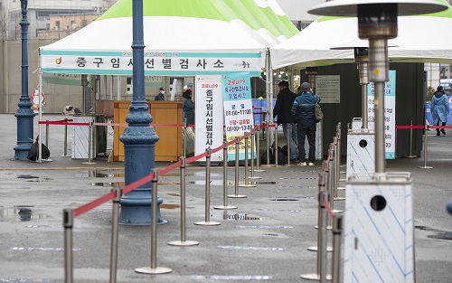 국내 신종 코로나바이러스감염증(코로나19) 신규 확진자 수가 두 달여 만에 최소치를 기록한 22일 오전 서울역 앞에 마련된 임시선별검사소가 비교적 한산하다. 사진=연합뉴스