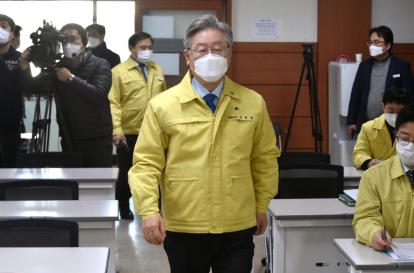이재명 경기도지사가 20일 오전 경기도 수원시 경기도청에서 제2차 경기도 재난기본소득 지급 기자회견을 위해 브리핑룸으로 들어서고 있다. 2021.1.20 사진=연합뉴스