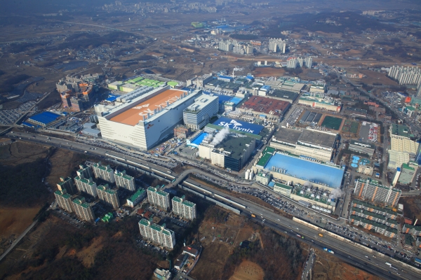 SK하이닉스가 메모리 반도체 신성장 동력 확보에 적극 나서고 있다. 사진은 SK하이닉스 이천캠퍼스. 사진=SK하이닉스 제공