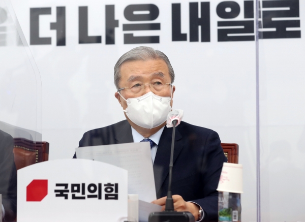 김종인 국민의힘 비상대책위원장이 25일 오전 서울 여의도 국회에서 열린 비상대책위원회의에서 발언하고 있다. 사진=연합뉴스