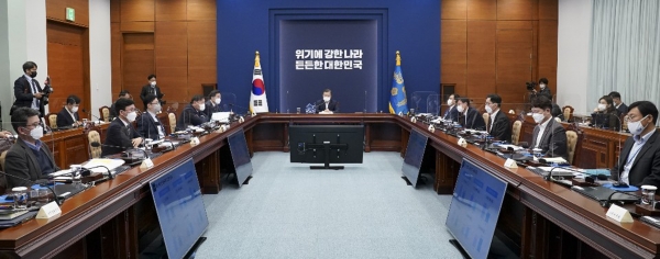 문재인 대통령이 25일 오후 청와대에서 열린 복지부·식약처·질병청 2021년 업무보고에서 발언하고 있다. 2021.1.25 사진=연합뉴스