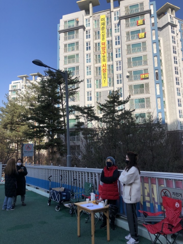 고양시 중산동 , 일산동, 주민들이 고양대로에도 고양선 ‘트램’을 연장해줄 것을 강력 요구하며 각 아파트마다 현수막을 게시하고 서명작업에 착수했다.