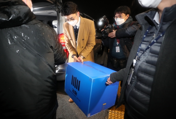 김학의 전 법무부 차관 출국금지 사건을 수사 중인 검찰이 지난 21일 과천정부청사에서 법무부를 상대로 압수수색을 마친 뒤 압수품이 든 박스를 들고 나오고 있다. 사진=연합뉴스