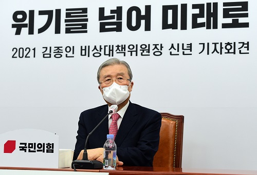 국민의힘 김종인 비상대책위원장이 27일 국회에서 열린 신년 기자회견에서 취재진의 질문에 답하고 있다. 사진=연합뉴스