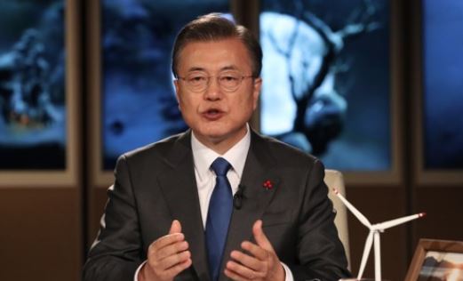 문재인 대통령이 27일 오후 청와대에서 화상으로 열린 2021 세계경제포럼(WEF) 한국정상 특별연설에 참석, 연설하고 있다. 사진=연합뉴스