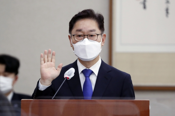 박범계 법무부 장관 후보자가 25일 서울 여의도 국회 법제사법위원회에서 열린 인사청문회에서 선서하고 있다. 사진=연합뉴스
