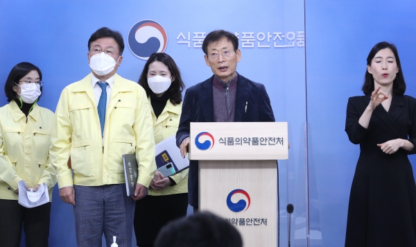 이동희 식품의약품안전평가원장(왼쪽 두번째)과 오일환 중앙약사심의위원회 위원장(가운데)이 27일 충북 청주시 식약처 브리핑실에서 셀트리온 제약회사의 코로나19 항체치료제의 중앙약사심의위원회 회의 결과를 발표를 마친 뒤 취재진의 질문에 답변하고 있다. 사진=연합뉴스