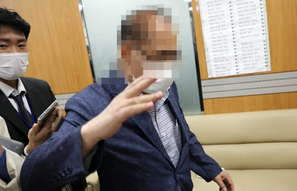지난해 10월 14일 옵티머스자산운용의 정관계 로비 의혹에 연루돼 검찰 수사를 받는 윤모 금융감독원 전 국장이 다른 건의 뒷돈 수수 혐의로 재판을 받은 후 기자들의 질문을 받으며 서울중앙지법을 나서고 있다. 사진=연합뉴스