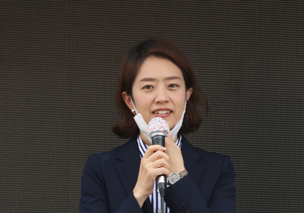 지난해 4월 16일 당시 서울 광진을 지역구에서 국회의원으로 당선된 고민정 당선인이 서울 광진구 노룬산시장 인근에서 당선인사를 하던 모습. 사진=연합뉴스