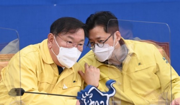 더불어민주당 김태년 원내대표(왼쪽)가 23일 국회에서 열린 원내대책회의에서 홍익표 정책위의장과 대화하고 있다. 사진=연합뉴스