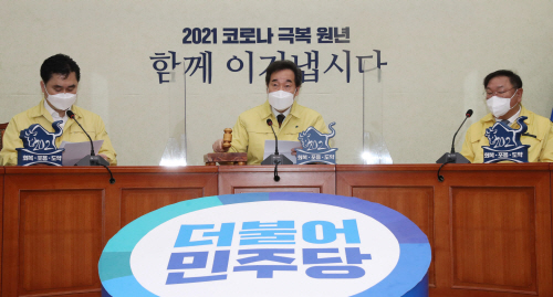 이낙연 더불어민주당 대표가 지난 22일 오전 서울 여의도 국회에서 열린 최고위원회의에서 의사봉을 두드리고 있다. 사진=연합뉴스