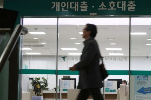 가계빚이 눈덩이로 불어난 가운데 소비위축과 저물가 기조가 장기화되며 부채 디플레이션 우려가 제기되고 있다. 사진은 한 시중은행 대출 창구. 사진=연합뉴스