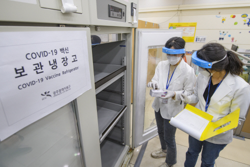 광주 북부보건소에 전달된 훈련용 백신을 냉장고에 넣는 모습. 사진= 연합뉴스.
