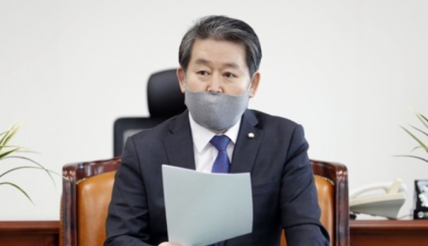 김경협 국회 정보위원장이 23일 국회 정보위원장실에서 이명박 정부 국정원 사찰 등 현안 관련 기자간담회를 하고 있다. 사진=연합뉴스
