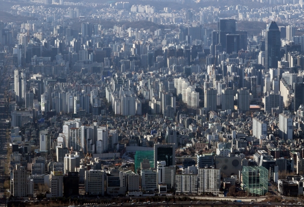 서울 송파구 롯데월드타워 전망대 서울스카이에서 바라본 강남 아파트 단지 모습. 사진=연합뉴스 제공