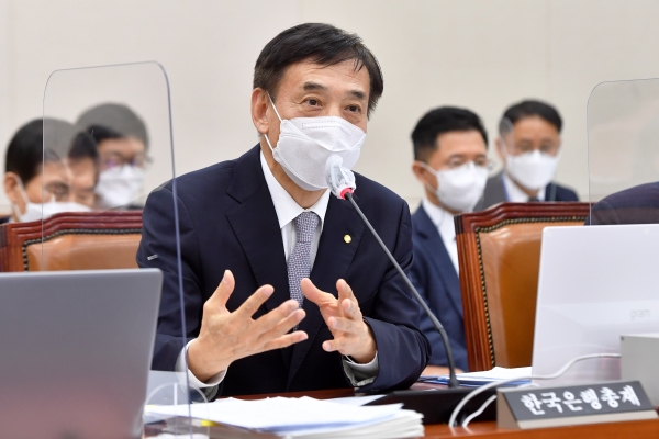 이주열 한국은행 총재가 23일 국회에서 열린 기획재정위원회 전체회의에서 질의에 답변하고 있다. 사진=연합뉴스