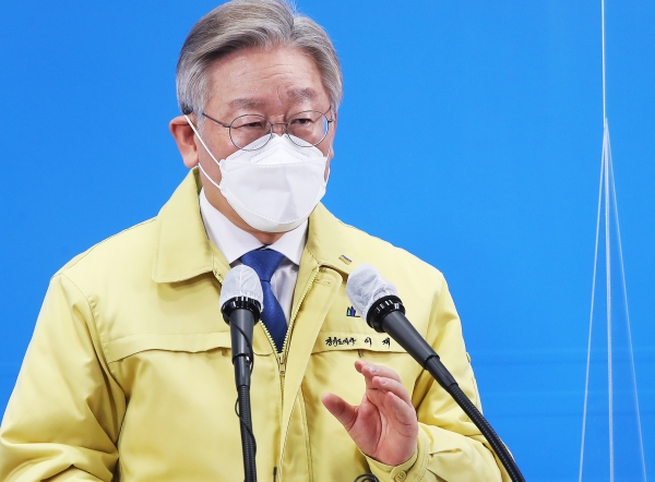 이재명 경기도지사가 17일 오전 경기도 수원시 경기도청에서 경기도 공공기관 3차 이전 추진 기자회견을 하고 있다. 2021.2.17 사진=연합뉴스