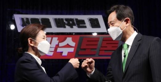 국민의힘 나경원(왼쪽), 오세훈 서울시장 경선후보가 23일 서울 용산구 백범김구기념관에서 열린 3차 맞수토론에 앞서 주먹을 맞대고 있다. 사진=연합뉴스