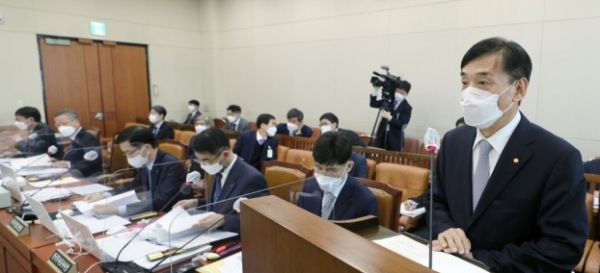 이주열 한국은행 총재가 23일 국회에서 열린 기획재정위원회 전체회의에서 업무보고를 하고 있다. 사진=연합뉴스