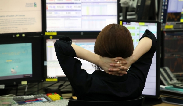 사진은 서울 을지로 하나은행 본점 딜링룸에서 직원이 모니터를 보고 있는 모습. 사진=연합뉴스