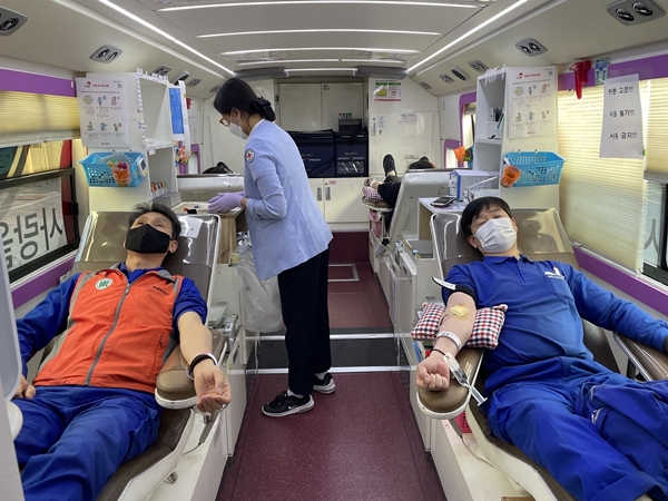 넥센타이어가 경상남도에 위치한 양산 공장에서 임직원이 함께하는 헌혈 캠페인을 진행했다. 사진=넥센타이어 제공