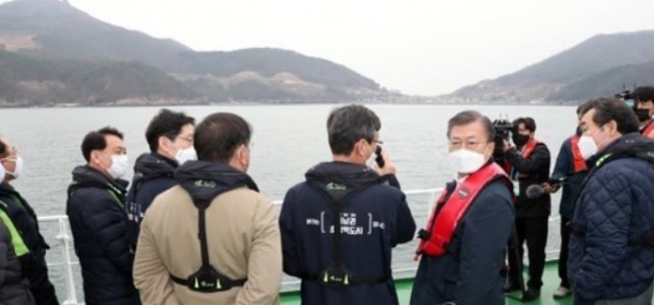 문재인 대통령이 25일 부산에서 열린 '동남권 메가시티 구축 전략 보고'에 참석, 가덕도 공항 예정지를 어업지도선을 타고 시찰하며 이병진 부산시장 권한대행으로부터 관련 보고를 청취하고 있다. 사진=연합뉴스
