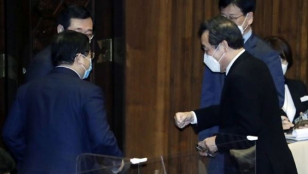 더불어민주당 이낙연 대표가 26일 국회 본회의에서 가덕도신공항 건설을 위한 특별법이 통과된 뒤 본회의장을 나서며 동료 의원들과 인사하고 있다. 사진=연합뉴스