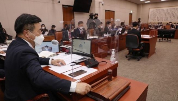 윤호중 법사위원장이 26일 서울 여의도 국회에서 열린 법제사법위원회 전체회의에서 의사봉을 두드리며 의사면허 취소범위를 확대하는 의료법 일부개정법률안을 계류시키고 있다. 사진=연합뉴스