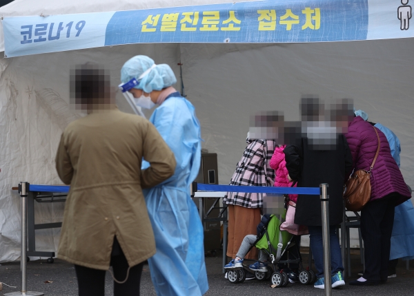 코로나19 검사 현장 모습. 사진=연합뉴스