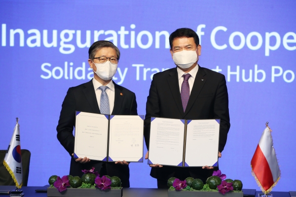 지난 26일 서울 포시즌스 호텔에서 온라인 비대면 방식으로 열린 ‘폴란드 신공항 개발협력에 대한 양해각서 체결식’ 및 ‘폴란드 신공항 전략적 자문사업 계약 체결식’에서 변창흠 국토교통부 장관(사진 왼쪽)과 김경욱 인천국제공항공사 사장이 기념촬영을 하고 있다. 사진=인천국제공항공사