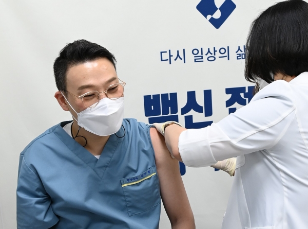 김주형 진료부원장 코로나19 백신 접종 (제공=수원시)