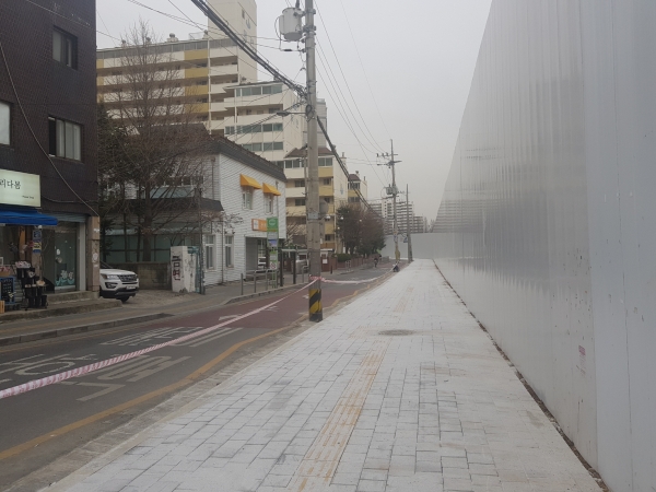 금천구청역 앞 옛 대한전선부지 내 폭4m 길이 187m의 연장 보도 조성 공사가 마무리됐다. 사진=금천구 제공