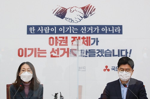 국민의당 안철수측 협상대표인 정연정 교수(왼쪽)와 무소속 금태섭측 협상대표인 김태형 대변인이 1일 국회에서 제3지대 단일화 경선에서 안철수 대표의 승리를 발표하고 있다. 사진=연합뉴스